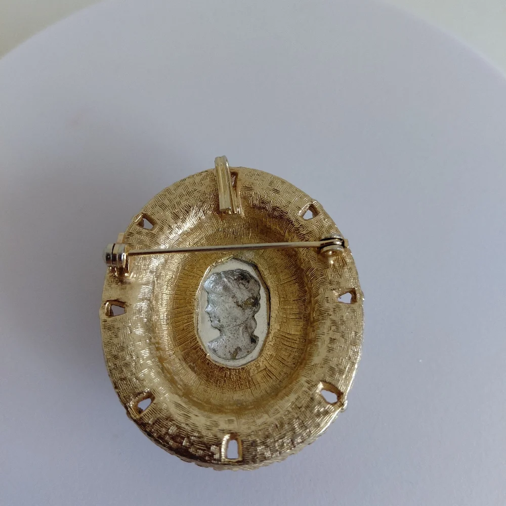 1968 Judy Lee Faceted Heliotrope Glass Reverse Cameo Broch  Enhancer Aurora Bor